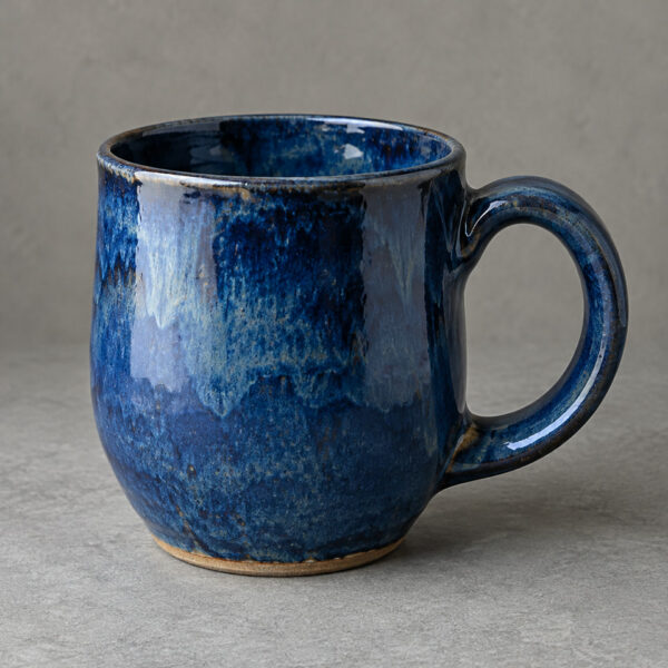 Caneca de cerâmica azul