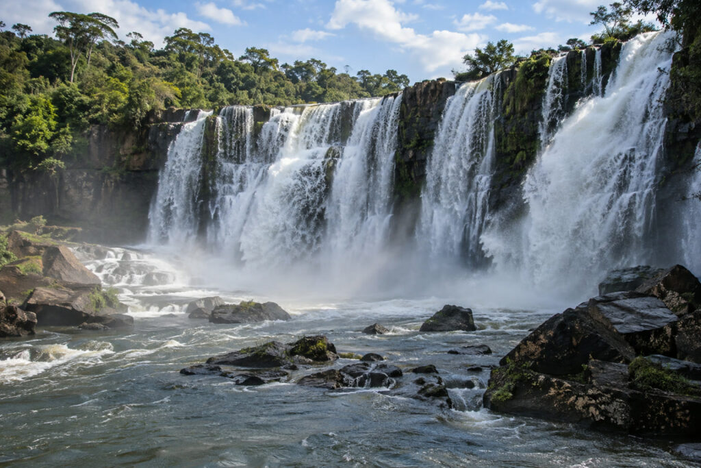 Água em queda, paisagem ilustrativa