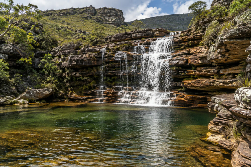 Cachoeira em paisagem de serra, ilustrativa